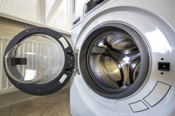 Крупный план современного интерьера стиральной машины с открытой какашкой — стоковое фото