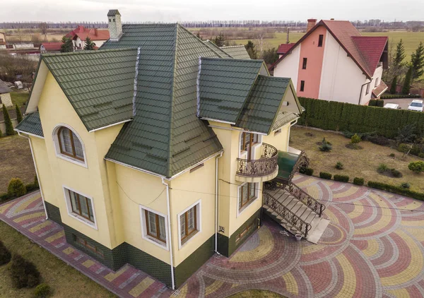 Aerial top view of new residential house cottage with shingle ro — Stock Photo, Image