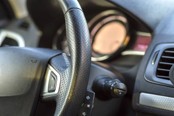 Lüks araba iç. Pano ve direksiyon siyah gr