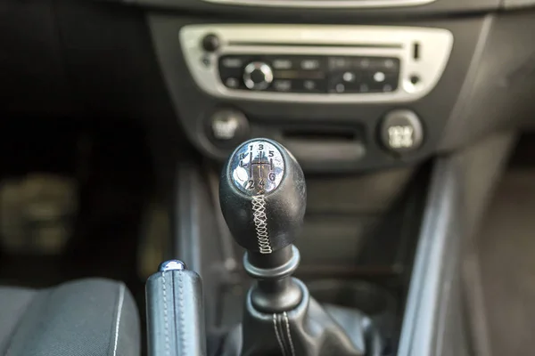 Lujoso coche interior de cuero negro. Detalle de primer plano de la handbra — Foto de Stock