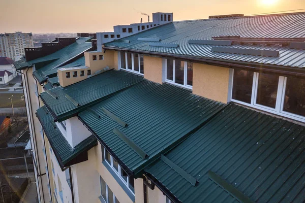 Luftaufnahme des Dachgeschosses Anbau Zimmer außen mit Kunststofffenstern, r — Stockfoto