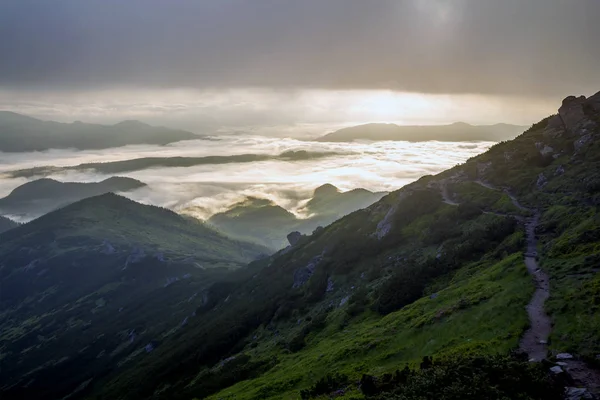 Fantástica vista del valle de la montaña cubierto con baja hinchada blanca l —  Fotos de Stock