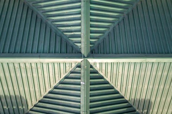 建物グリーンシングルタイル屋根の建設のトップ空中ビュー。抽象的な背景、幾何学模様. — ストック写真