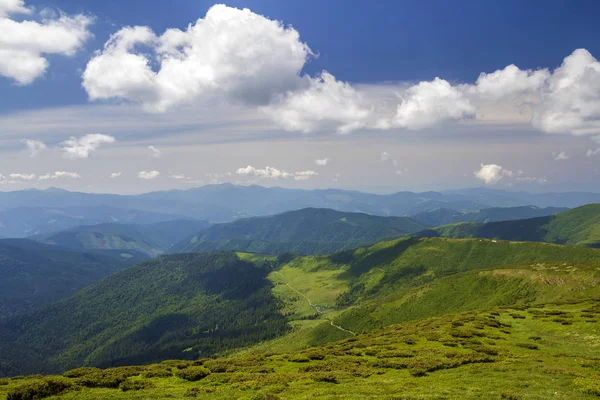 Zöld hegyek panoráma, világos napos a kék ég alatt. Tou — Stock Fotó