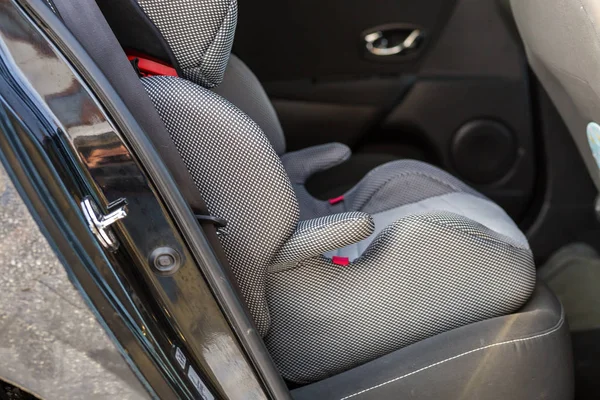 Primer plano del asiento de la silla cómoda móvil infantil en el interior del coche. Transporte, diseño, seguridad, seguridad y protección de la vida . — Foto de Stock