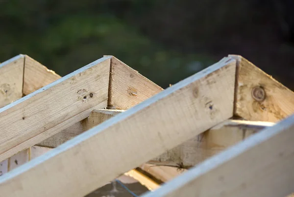 Dettaglio primo piano del telaio del tetto di travi in legno grezzo su ba — Foto Stock