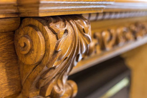 Close-up λεπτομέρεια από σκαλιστό ξύλινο διακοσμητικό κομμάτι των επίπλων w — Φωτογραφία Αρχείου