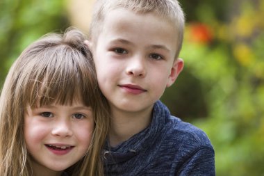 İki sevimli adil saçlı çocuk kardeşler, genç erkek kardeşi ve si