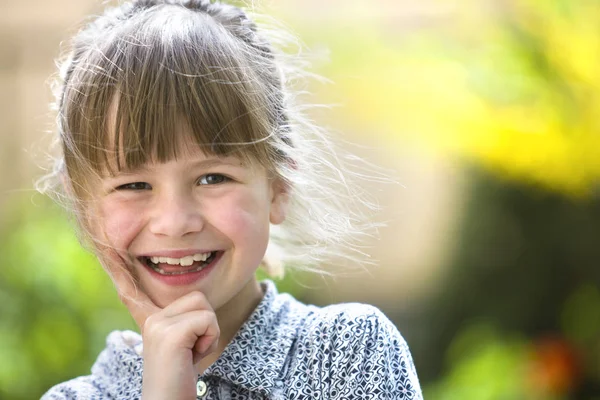 Schattig mooi kind meisje met grijze ogen en eerlijke haren glimlachend in c — Stockfoto