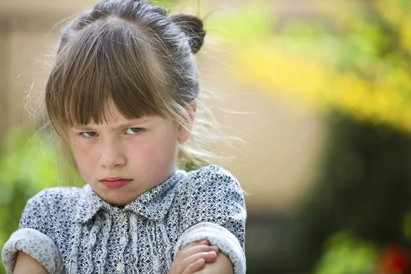 Pěkná, náladová mladá holčička, naštvaná na venku a ne — Stock fotografie