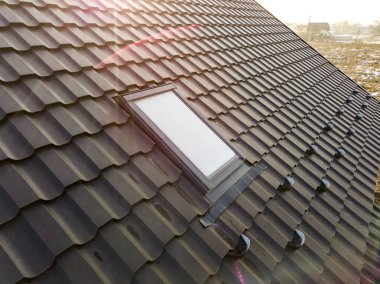 Yeni tavan plastik pencere shingled evde yüklü Close-Up