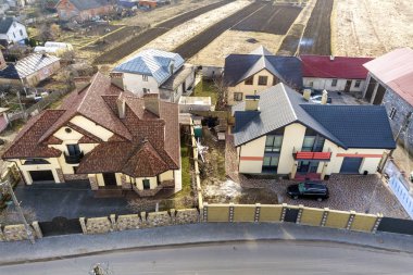 Sunn üzerinde güzel evler ve arabalar ile banliyö alanının havadan üst görünümü