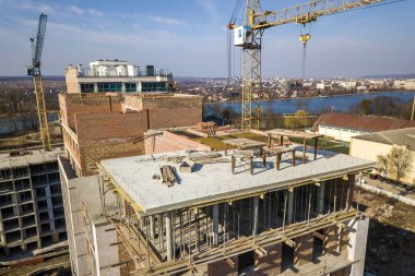 Daire veya işyeri yüksek bina yapım aşamasında, üstten görünüm. 