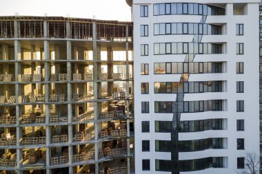 Uzun boylu çok katlı modern daire veya ofis binası Shin ile