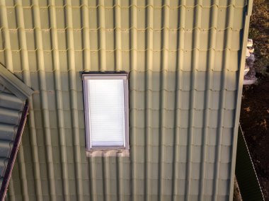 Yeni tavan plastik pencere shingled evde yüklü Close-Up
