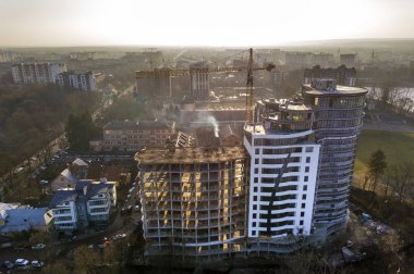 Daire veya işyeri yüksek bina yapım aşamasında, üstten görünüm. 