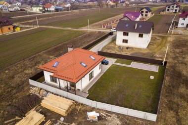 Metal shingle çatısı, tuğla bacaları ile evin hava üst görünümü