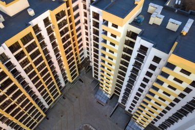 Uzun boylu apartman kompleksi hava görünümünü. Mavi düz çatı bacaları, iç avluya, satır Windows ile. Uçak fotoğraf.