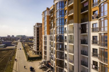 Yeni uzun boylu daire binaları ve park edilmiş araba ve banliyö evleri o