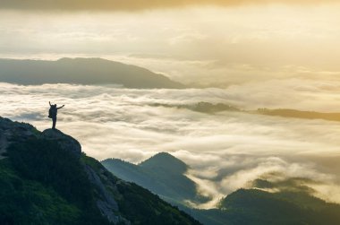 Geniş dağ panorama. Turist backpac ile küçük siluet