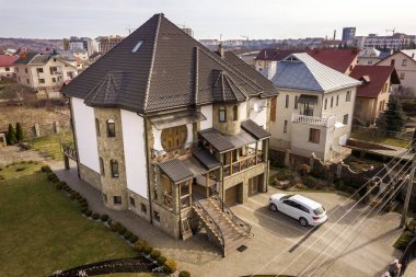Yeni pahalı beyaz araba ile Asfaltlı iyi tutulan avluya Park