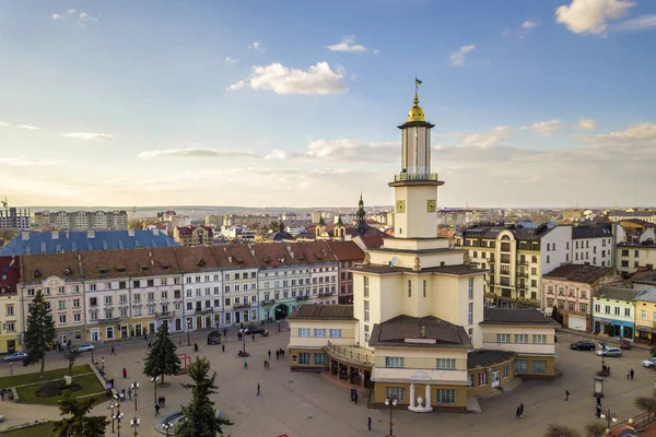 Het historische centrum van Ivano-Frankivsk stad, Oekraïne, met de stad — Stockfoto