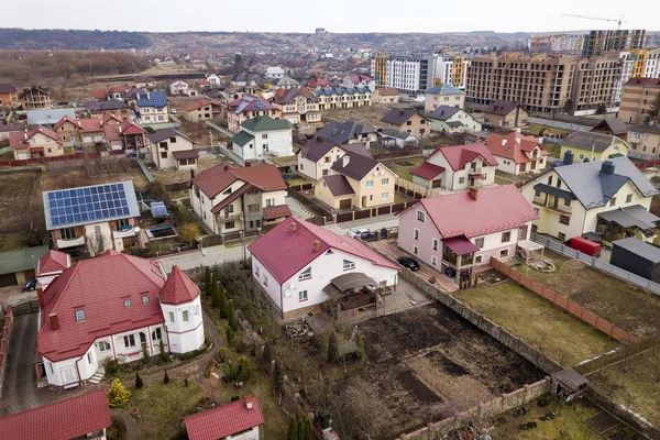 Vista aérea de la zona de los suburbios con bonitas casas y coches en el sol — Foto de Stock