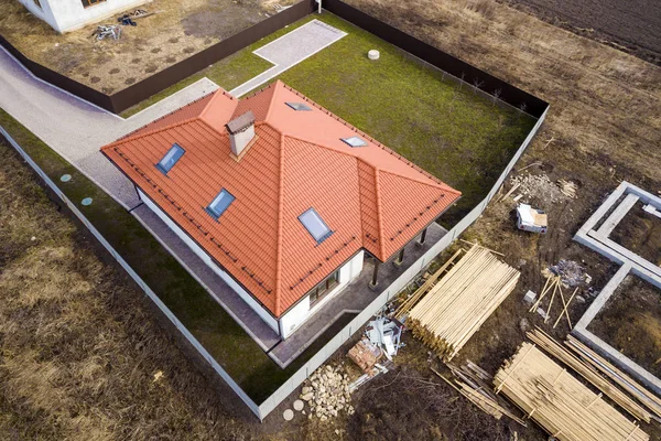 Vista aérea del nuevo techo de la casa con ventanas del ático y el edificio si — Foto de Stock