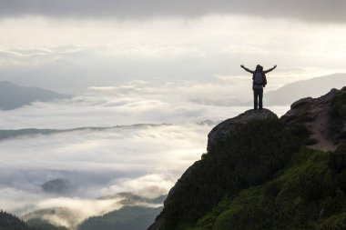 Geniş dağ panorama. Turist backpac ile küçük siluet