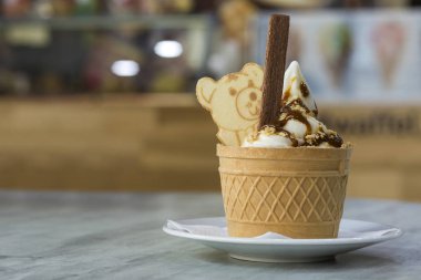 Dondurma tatlı çikolata c ile gofret Kupası ile beyaz plaka