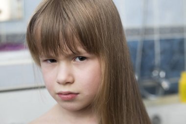 Hoş kız yüz portre, güzel gözleri ile çocuk ve uzun