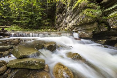 Hızlı akan nehir akışı B'den düşen yumuşak ipeksi su ile