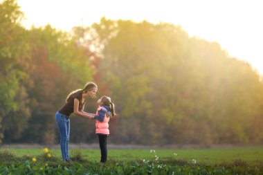 Genç ince çekici anne tal profili tam uzunlukta portre