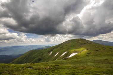 Dramatik bulutlu gökyüzü altında Dağ sırtmanzara, yaz veya sp