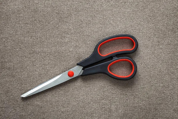 Keskin çelik metal makas hafif kumaş c izole Close-Up