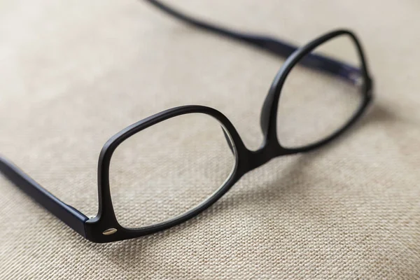 Читання окулярів, модні окуляри ізольовані на розмитому w — стокове фото