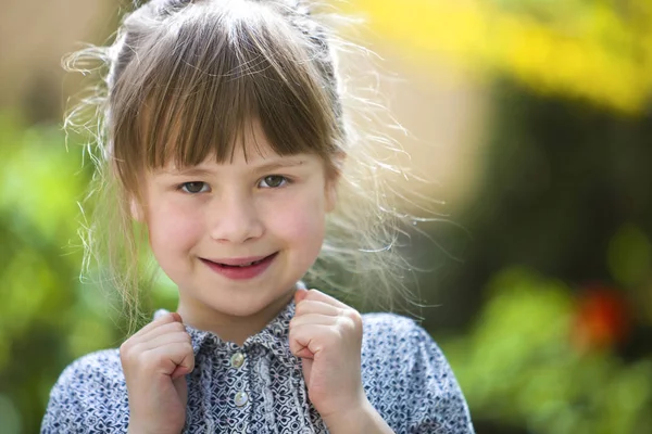 Söt vacker barnflicka med grå ögon och rättvist hår leende utem — Stockfoto