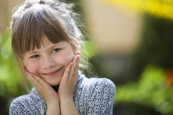 Gri gözlü ve güzel saçlı sevimli güzel çocuk kız c gülümseyen