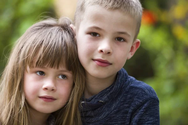 İki sevimli adil saçlı çocuk kardeşler, genç erkek kardeşi ve si