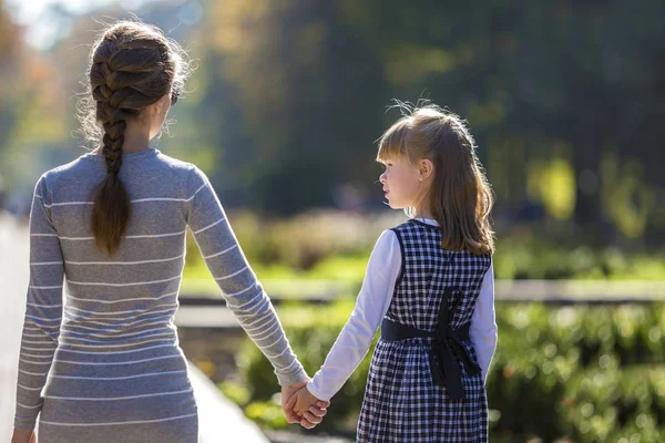 Back view of child girl and mother in dresses together holding h — Stock Photo, Image