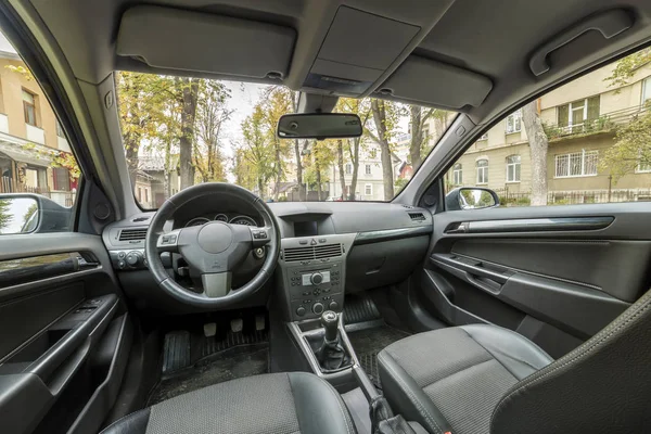 Lujoso interior del coche. Panel de control, volante, cambio de marchas y asientos cómodos. Transporte, diseño, concepto de tecnología moderna . — Foto de Stock