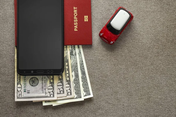 Celular preto, dinheiro notas de dólares americanos, passaporte — Fotografia de Stock