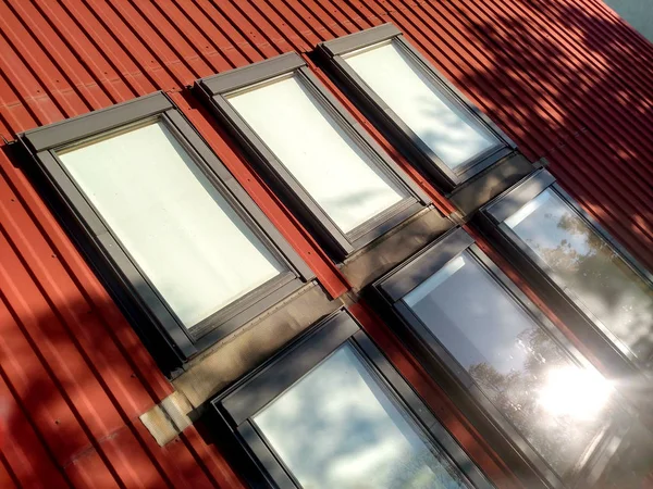 Toit de la maison carrelée rouge avec fenêtres grenier. Construction de toiture, w — Photo
