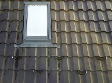 Yeni tavan plastik pencere shingled evde yüklü Close-Up