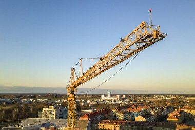 Parlak mavi gökyüzü kopya uzay arka plan üzerinde Kule vinç, şehir toprakları
