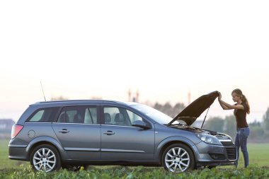 Genç bir kadın ve bir araba ile haşhaş kukuleta. Ulaşım, Araçlar