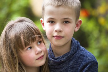 İki sevimli adil saçlı çocuk kardeşler, genç erkek kardeşi ve si