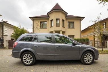 B önünde döşeli park yerinde yeni pahalı gri araba park