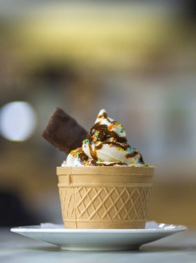 Dondurma tatlı çikolata c ile gofret Kupası ile beyaz plaka