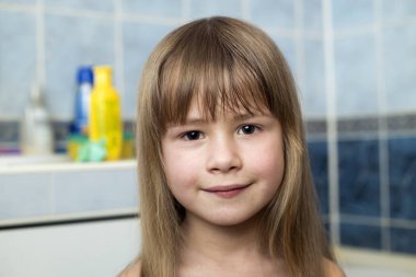 Güzel kız yüz portre, güzel gözlü çocuğun gülümseyen ve